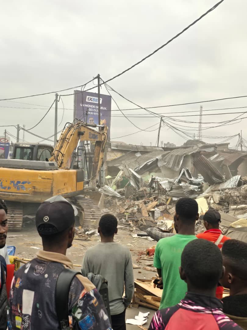 RDC :LE BULLDOZER DE L&rsquo;HÔTEL DE VILLE EN ACTION POUR DEGAGER LA VOIE PUBLIQUE en action DANS LA COMMUNE DE NGALIEMA